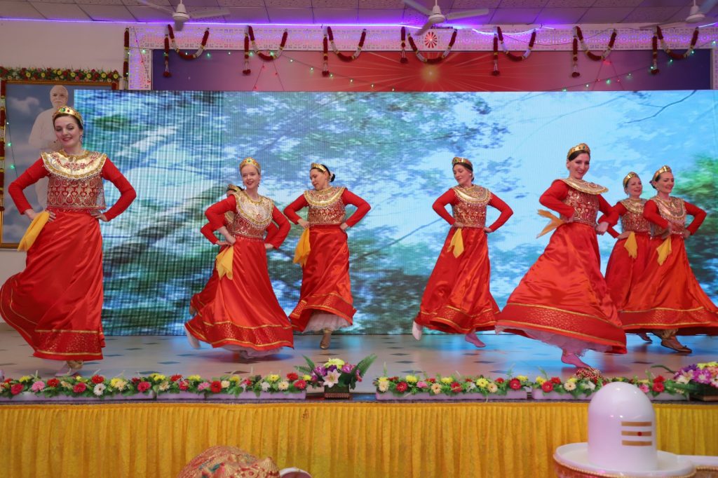 राजयोगी रशियन कलाकारों ने शिवरात्री के पावन पर्व पर अपनी कला द्वारा कराये भारतीय स्वर्णिम संस्कृति के दर्शन
